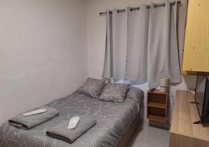 Giường trong phòng chung tại Chalet antiguo reformado