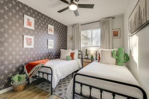 En eller flere senge i et værelse på Easy Walk to Dtwn Gilbert, Family-Friendly Oasis! + 25 billeder