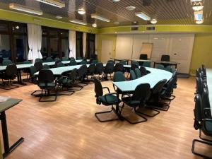 una sala conferenze con tavoli e sedie di O W Dab a Ustroń