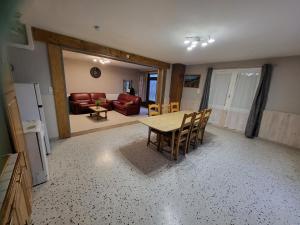 een keuken en woonkamer met een tafel en stoelen bij Loubarie 