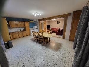 een keuken en eetkamer met een tafel en stoelen bij Loubarie  +1 foto