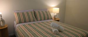 ein Schlafzimmer mit einem Bett, auf dem ein Stofftier liegt in der Unterkunft Mango Hill 3 Bedroom Family Accommodation in North Lakes