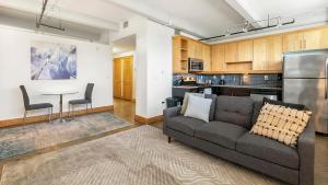 Kuchyň nebo kuchyňský kout v ubytování Landing Beautiful 1BD Pool Gym