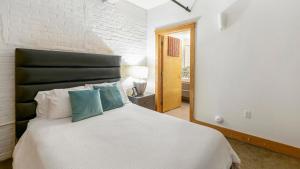 Postel nebo postele na pokoji v ubytování Landing Beautiful 1BD Pool Gym + 37 fotografií