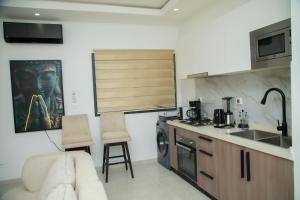 una cucina con un lavello e un piano di lavoro di Appartement Neuf meublé de Haut Standing a Dakar