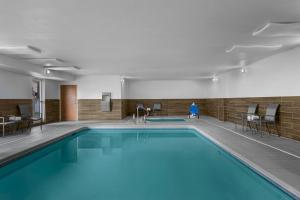 una piscina con una persona che si trova accanto di Fairfield Inn Boise Airport a Boise