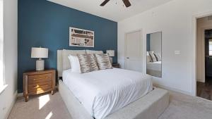 Postel nebo postele na pokoji v ubytování Landing Beautiful 1BD Gym Game Room + 65 fotografií