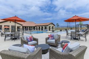 Bazén v ubytování Landing Beautiful 1BD Gym Game Room nebo v jeho okolí