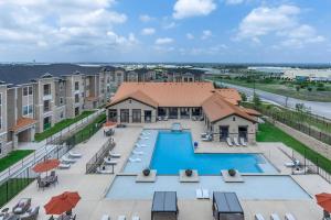 Bazén v ubytování Landing Beautiful 1BD Gym Game Room nebo v jeho okolí