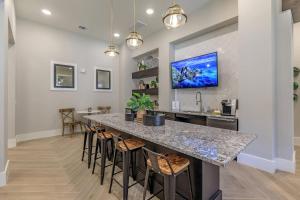 Kuchyň nebo kuchyňský kout v ubytování Landing Beautiful 1BD Gym Game Room