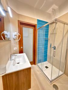 Et badeværelse på Cozy Apartment with Lovely Terrace