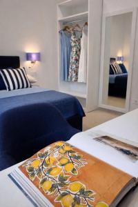 En eller flere senge i et værelse på Cozy Apartment with Lovely Terrace + 2 billeder