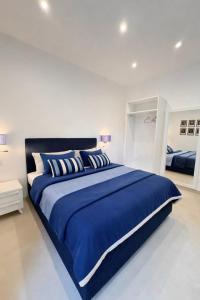 En eller flere senge i et værelse på Cozy Apartment with Lovely Terrace