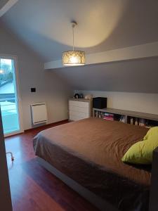 ein Schlafzimmer mit einem großen Bett und einem Fenster in der Unterkunft Apartment in Villa with garden in Vérel-Pragondran