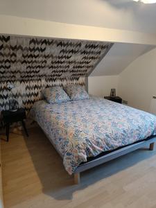 ein Schlafzimmer mit einem Bett mit einer Wand in der Unterkunft Apartment in Villa with garden in Vérel-Pragondran