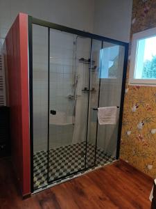 eine Dusche mit Glastür im Badezimmer in der Unterkunft Apartment in Villa with garden in Vérel-Pragondran + 7 Fotos
