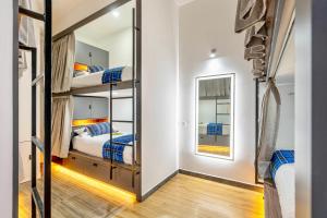 Giường trong phòng chung tại Just Beachy PV