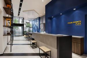 Lobbyen eller receptionen på Four Points Flex by Sheraton Tokyo Shibuya West
