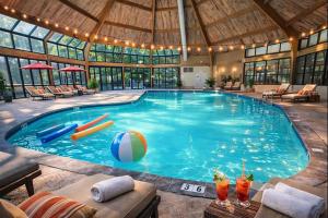 坦纳斯维尔Modern 3BR Townhouse Near Kalahari, Aquatopia & Great Wolf的大型建筑物内的大型游泳池