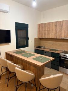 eine Küche mit einer großen Holzinsel mit Stühlen in der Unterkunft Holiday home Lemoni in Tivat