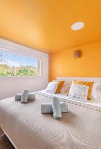 twee eenpersoonsbedden in een kamer met een raam bij Studio Wellness & Détente Cosy in Maubec