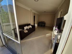 een woonkamer met een bank en een televisie bij Departamento en Barrio La Perla, Mdp in Mar del Plata