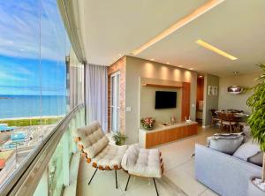 un salon avec vue sur l'océan dans l'établissement PRAIA & Sol: Apto Itaparica 2 Quartos, à Itaparica