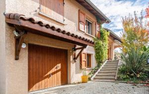 een gebouw met een houten deur en trap voor de deur bij Studio Wellness & Détente Cosy in Maubec