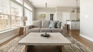 Køkken eller tekøkken på Landing Chic 2BD Courtyard Gym