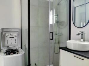 ein weißes Badezimmer mit Waschbecken und Dusche in der Unterkunft La Nina A 5 min de Cassis in Roquefort-la-Bédoule + 2 Fotos