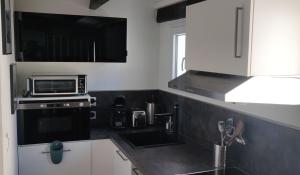 eine Küche mit Mikrowelle und Herd in der Unterkunft La Nina A 5 min de Cassis in Roquefort-la-Bédoule