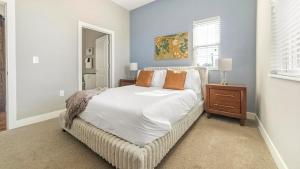 En eller flere senge i et værelse på Landing Chic 2BD Courtyard Gym + 22 billeder