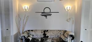 ein Wohnzimmer mit einem Sofa und zwei Leuchten in der Unterkunft La Nina A 5 min de Cassis in Roquefort-la-Bédoule