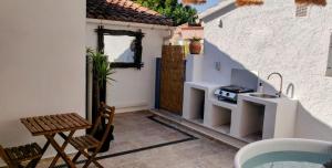 eine kleine Küche mit einem Waschbecken und einem Tisch in der Unterkunft La Nina A 5 min de Cassis in Roquefort-la-Bédoule