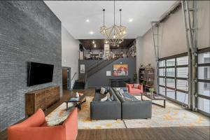 Et tv og/eller underholdning på Landing Chic 2BD Courtyard Gym