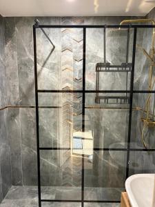 una doccia in vetro in un bagno con lavandino di Apartamenty Słowianka-Chatka pod lasem a Wolibórz