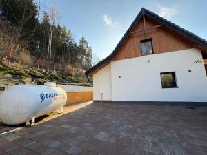 un edificio con un grande serbatoio di fronte di Apartamenty Słowianka-Chatka pod lasem a Wolibórz