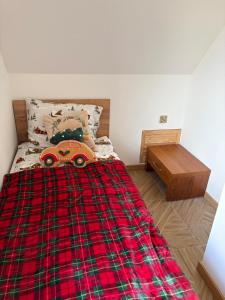 un letto con una macchinina rossa sopra di Apartamenty Słowianka-Chatka pod lasem a Wolibórz