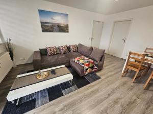 een woonkamer met een bank en een tafel bij Lagune in Görlitz