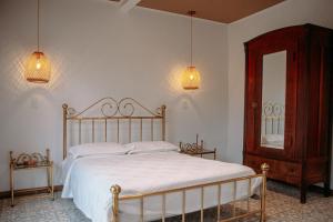 una camera da letto con un letto, un comò e uno specchio di Hacienda Santa Bárbara Coffee Farm a La Linda