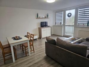 een woonkamer met een bank en een tafel bij Lagune in Görlitz