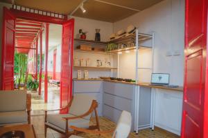 una cucina con un bancone e sedie in una stanza di Hacienda Santa Bárbara Coffee Farm a La Linda