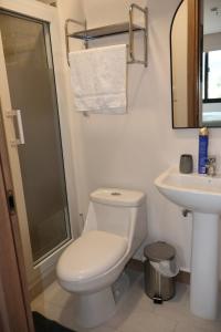 Et badeværelse på Lirios Miraflores Apartment