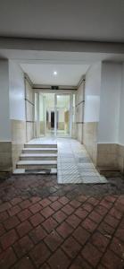 un corridoio vuoto di un edificio con scale e finestre di Rabat Residence - OCEAN STAY 2 a Rabat