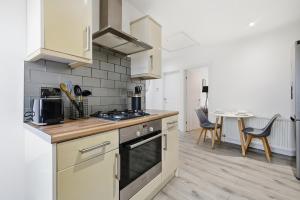 Køkken eller tekøkken på Central Apartment - 16 Mins to London + 16 billeder