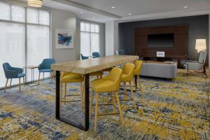 TV a/nebo společenská místnost v ubytování TownePlace Suites by Marriott Lawrence Downtown