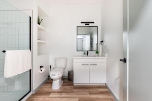 Et badeværelse på Landing Beautiful Studio Pool Gym + 58 billeder