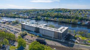 Udsigt til en flod der løber i nærheden af lejligheden