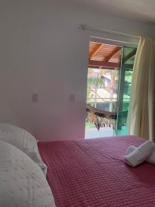 a bedroom with a bed and a large window at Casa Ampla na Guarda do Embau in Lages