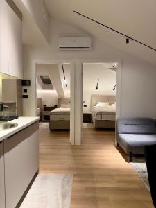 een keuken en een woonkamer met 2 bedden en een wastafel bij Residence 33 in Sarajevo